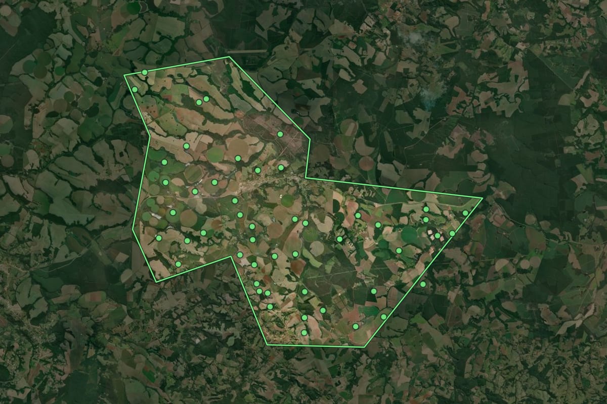 Imagem de satélite de Taquarivaí (SP), com o contorno do município e a posição dos imóveis desta página.