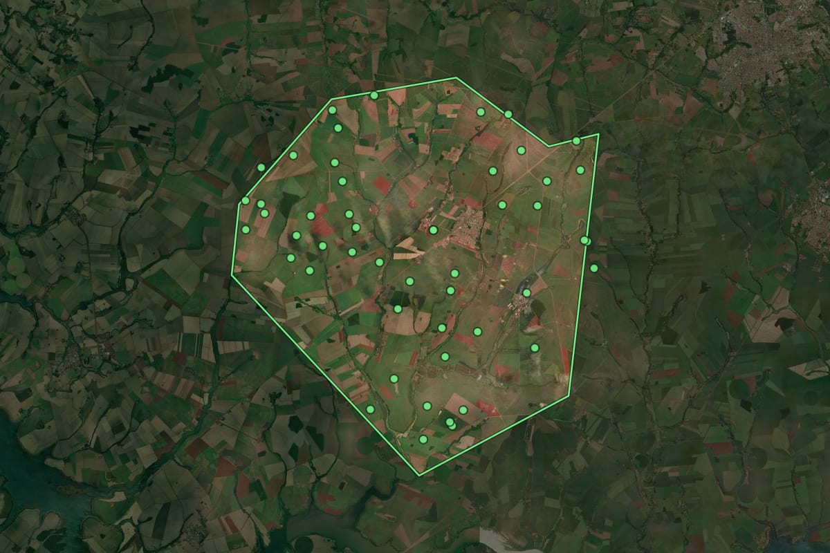 Imagem de satélite de Tarumã (SP), com o contorno do município e a posição dos imóveis desta página.