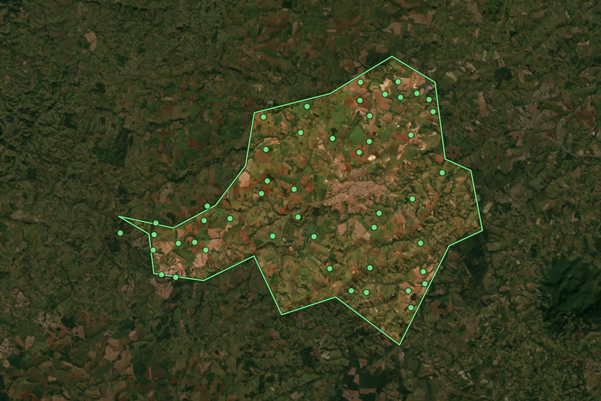 Imagem de satélite de Tatuí (SP), com o contorno do município e a posição dos imóveis desta página.