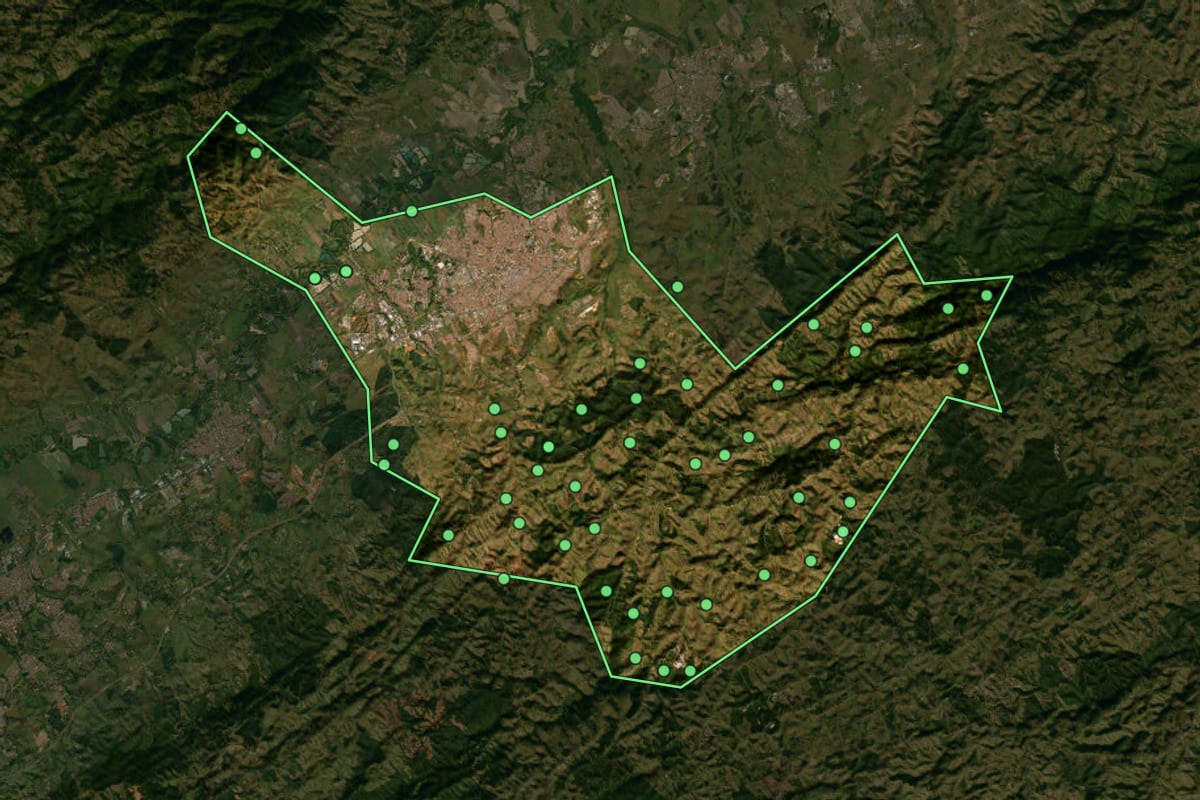 Imagem de satélite de Taubaté (SP), com o contorno do município e a posição dos imóveis desta página.