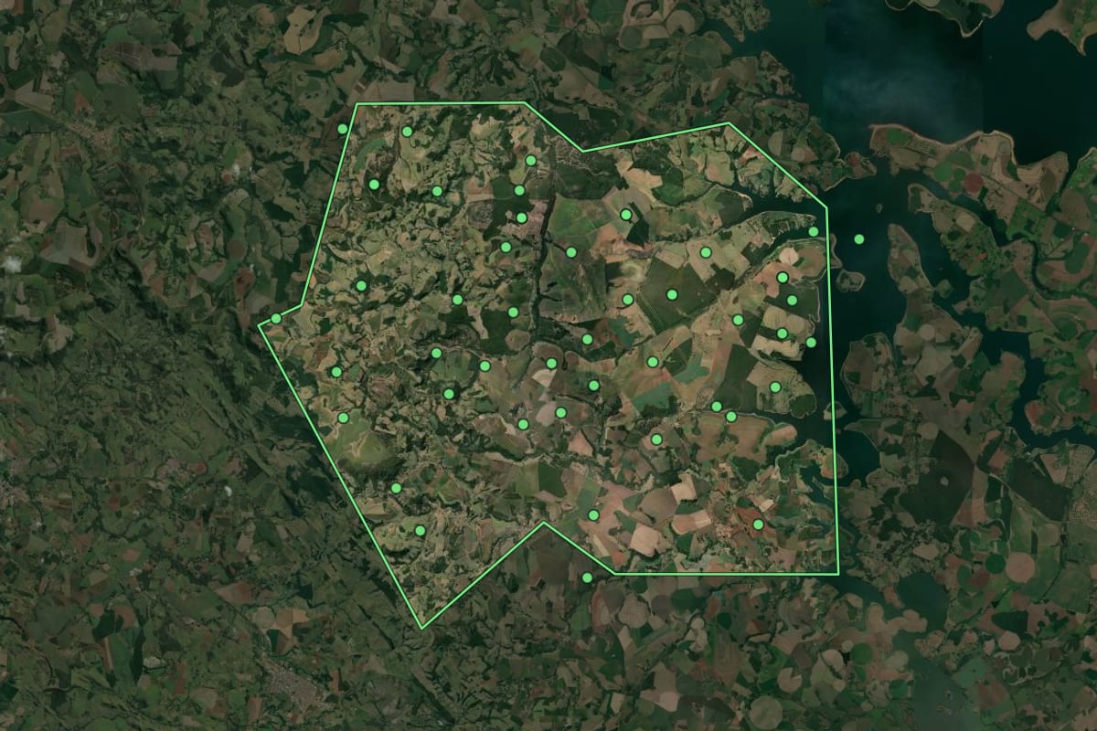 Imagem de satélite de Tejupá (SP), com o contorno do município e a posição dos imóveis desta página.