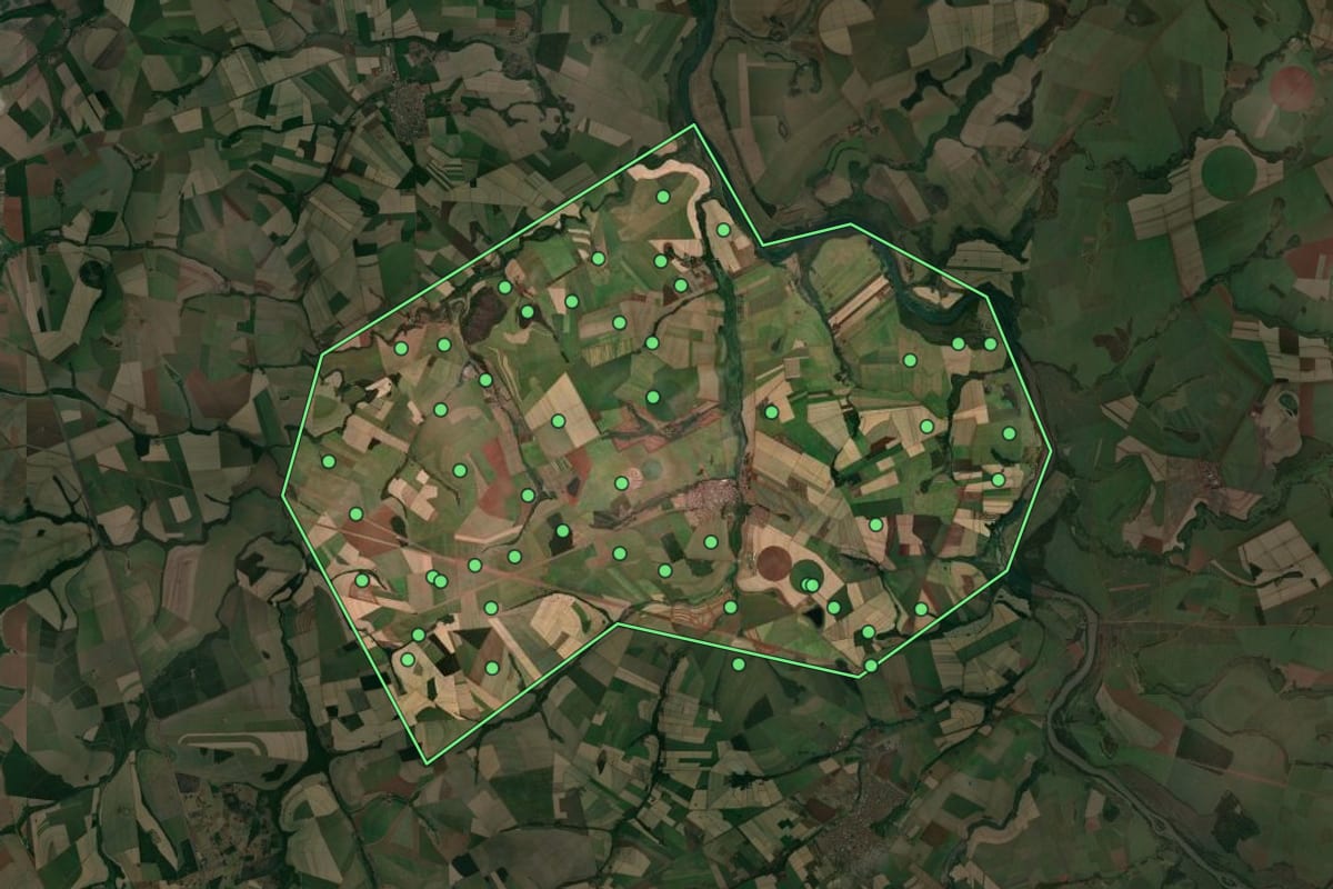 Imagem de satélite de Terra Roxa (SP), com o contorno do município e a posição dos imóveis desta página.