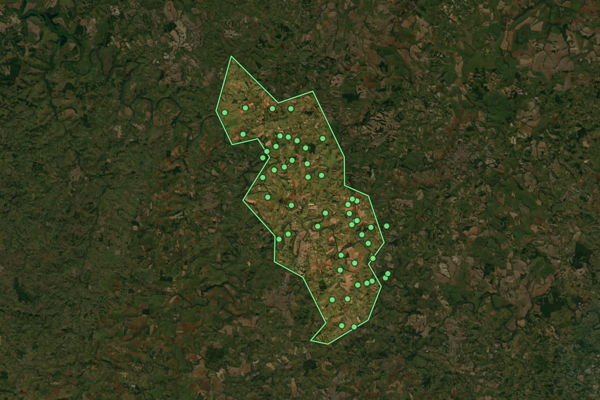 Imagem de satélite de Tietê (SP), com o contorno do município e a posição dos imóveis desta página.