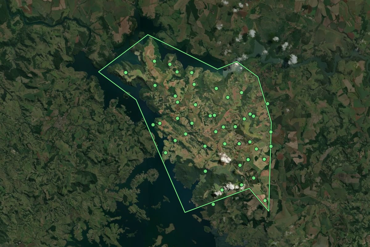 Imagem de satélite de Timburi (SP), com o contorno do município e a posição dos imóveis desta página.