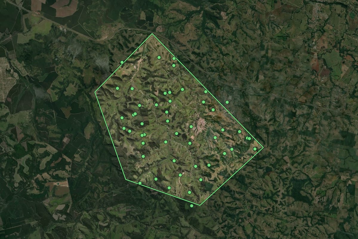 Imagem de satélite de Torre de Pedra (SP), com o contorno do município e a posição dos imóveis desta página.