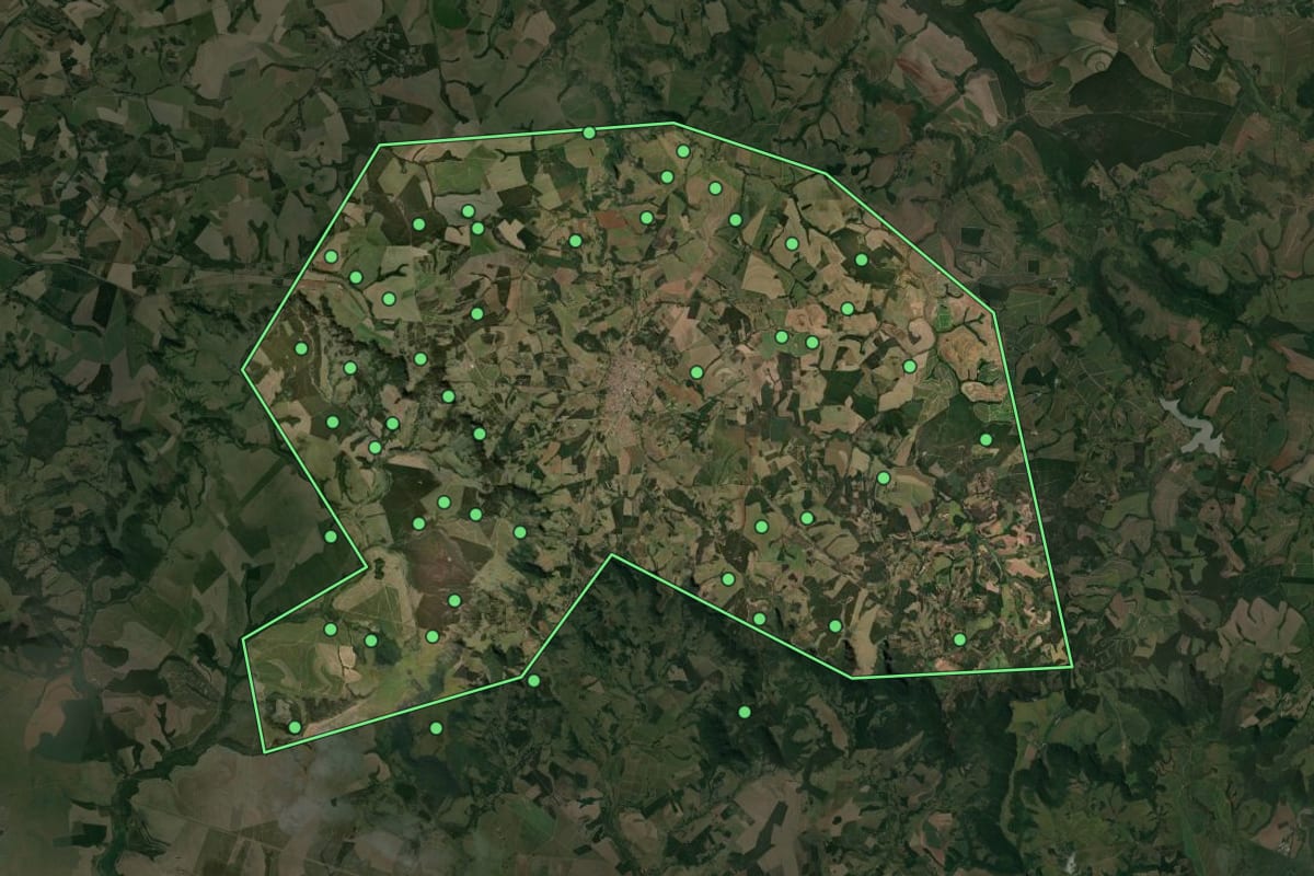 Imagem de satélite de Torrinha (SP), com o contorno do município e a posição dos imóveis desta página.