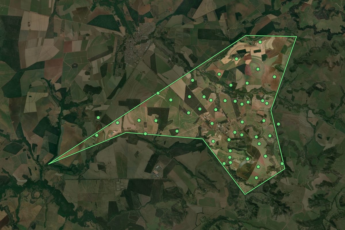 Imagem de satélite de Trabiju (SP), com o contorno do município e a posição dos imóveis desta página.