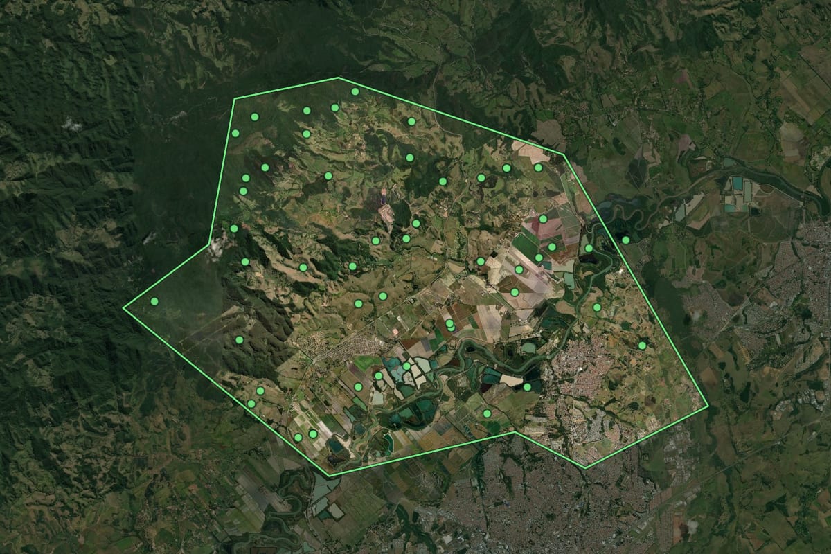 Imagem de satélite de Tremembé (SP), com o contorno do município e a posição dos imóveis desta página.