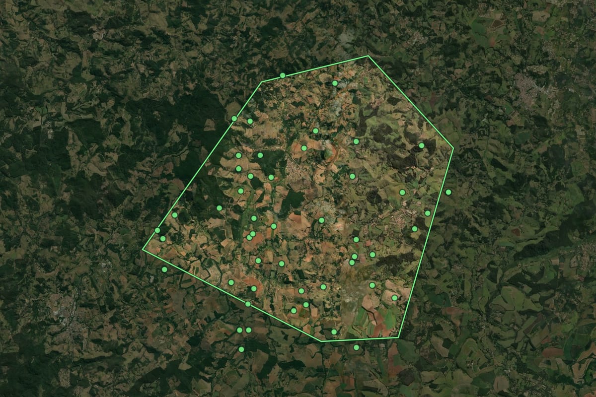 Imagem de satélite de Tuiuti (SP), com o contorno do município e a posição dos imóveis desta página.
