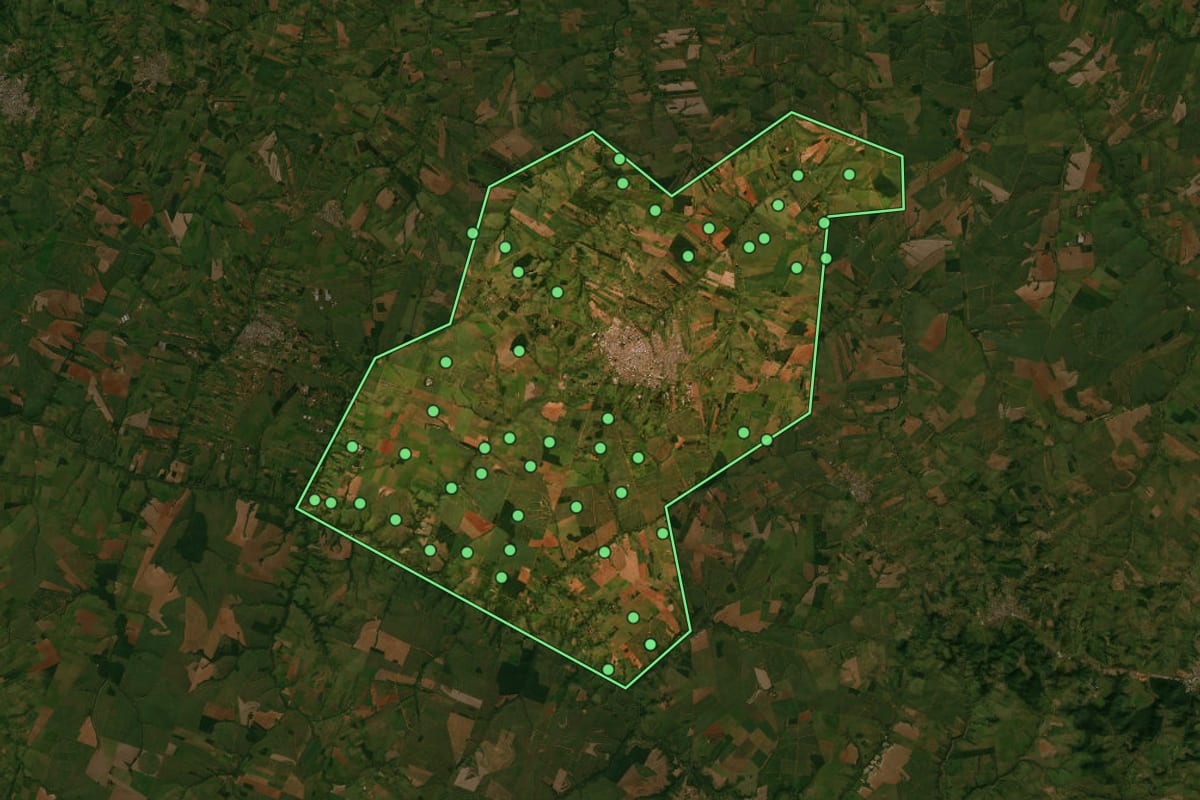 Imagem de satélite de Tupã (SP), com o contorno do município e a posição dos imóveis desta página.