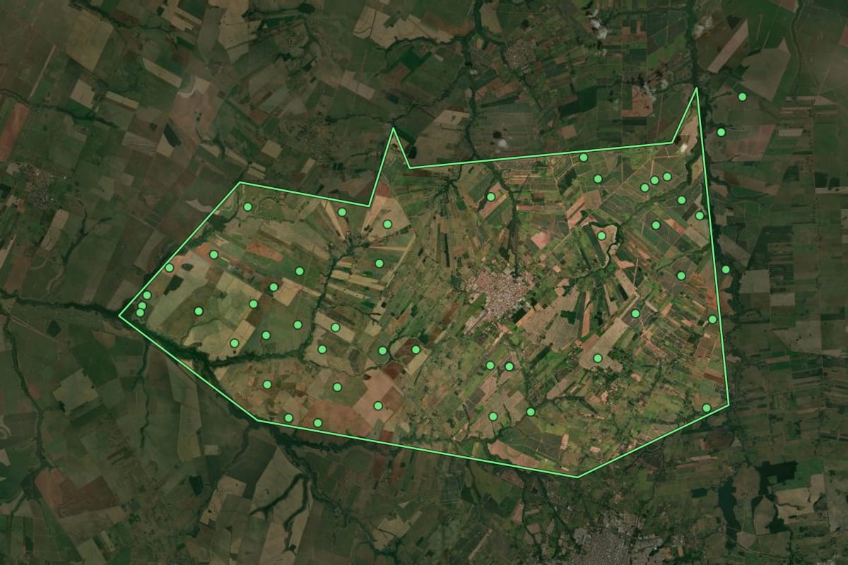 Imagem de satélite de Tupi Paulista (SP), com o contorno do município e a posição dos imóveis desta página.