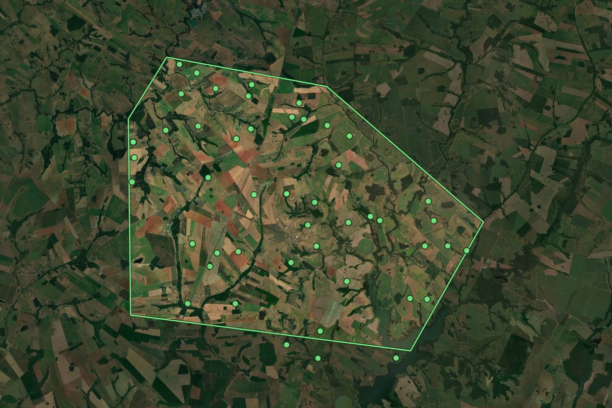 Imagem de satélite de Turiúba (SP), com o contorno do município e a posição dos imóveis desta página.