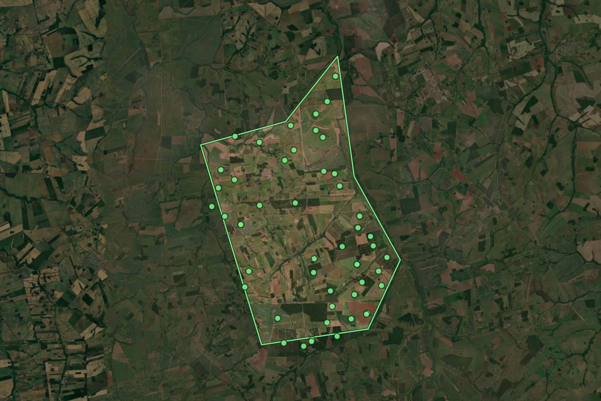 Imagem de satélite de Turmalina (SP), com o contorno do município e a posição dos imóveis desta página.