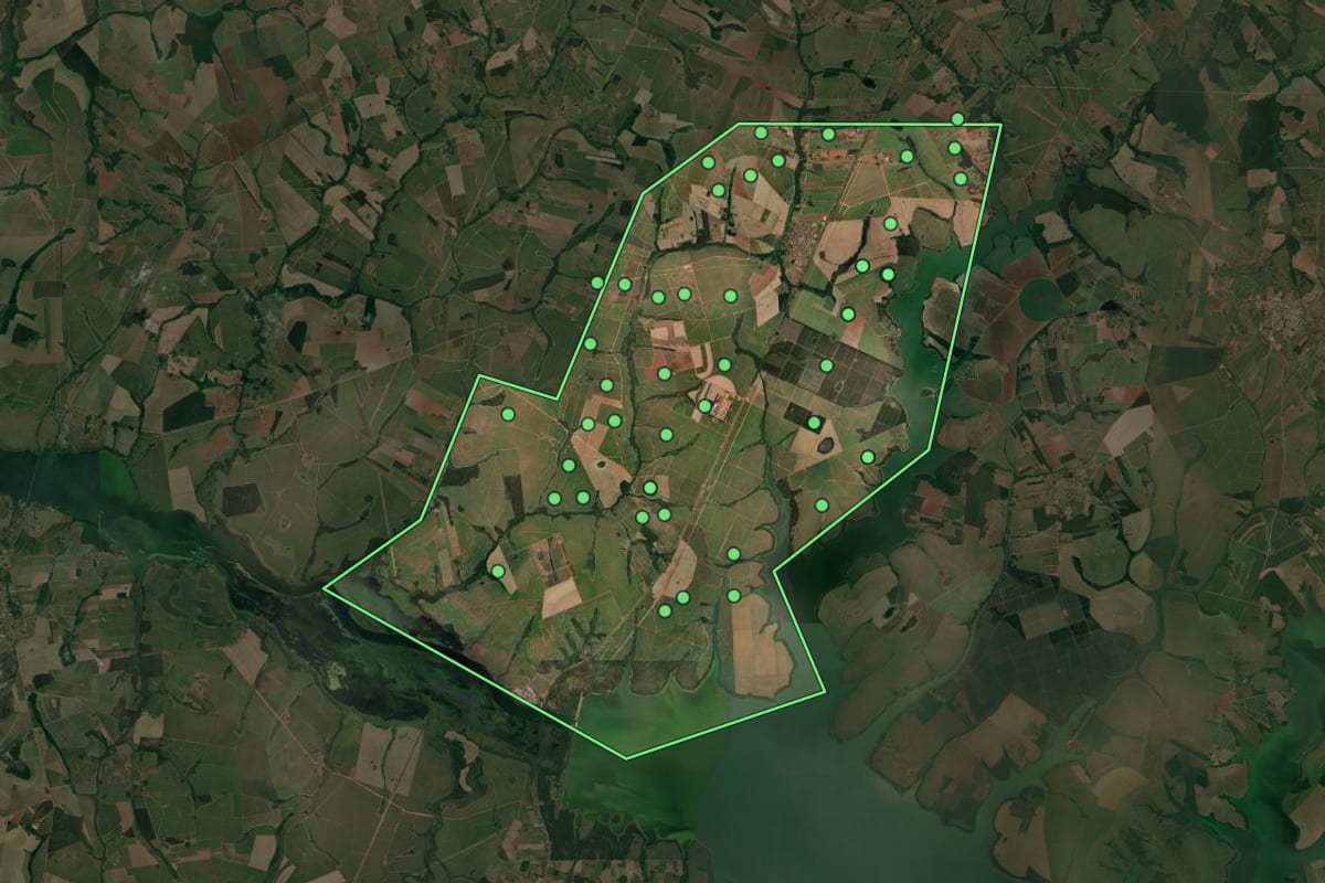 Imagem de satélite de Ubarana (SP), com o contorno do município e a posição dos imóveis desta página.