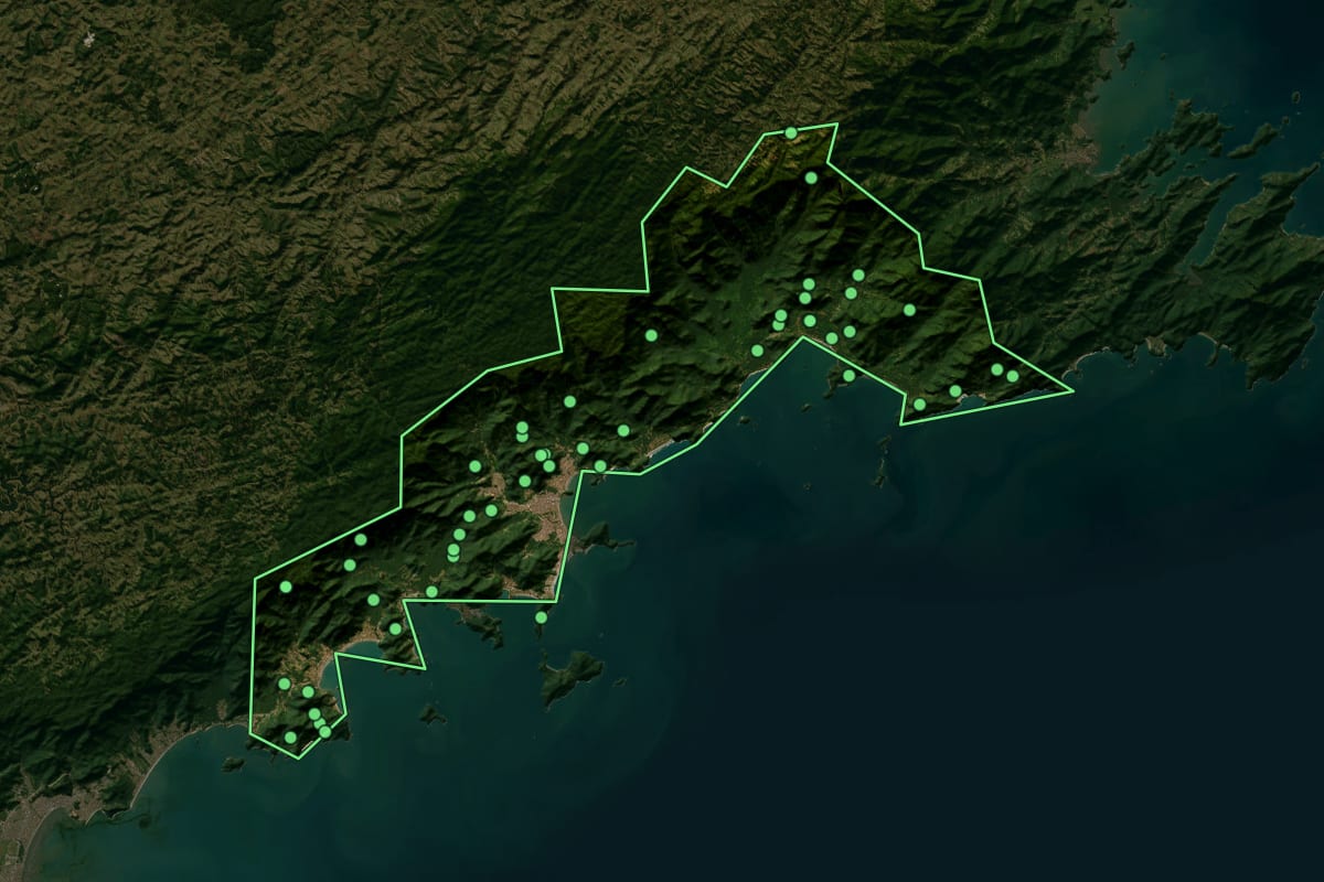 Imagem de satélite de Ubatuba (SP), com o contorno do município e a posição dos imóveis desta página.