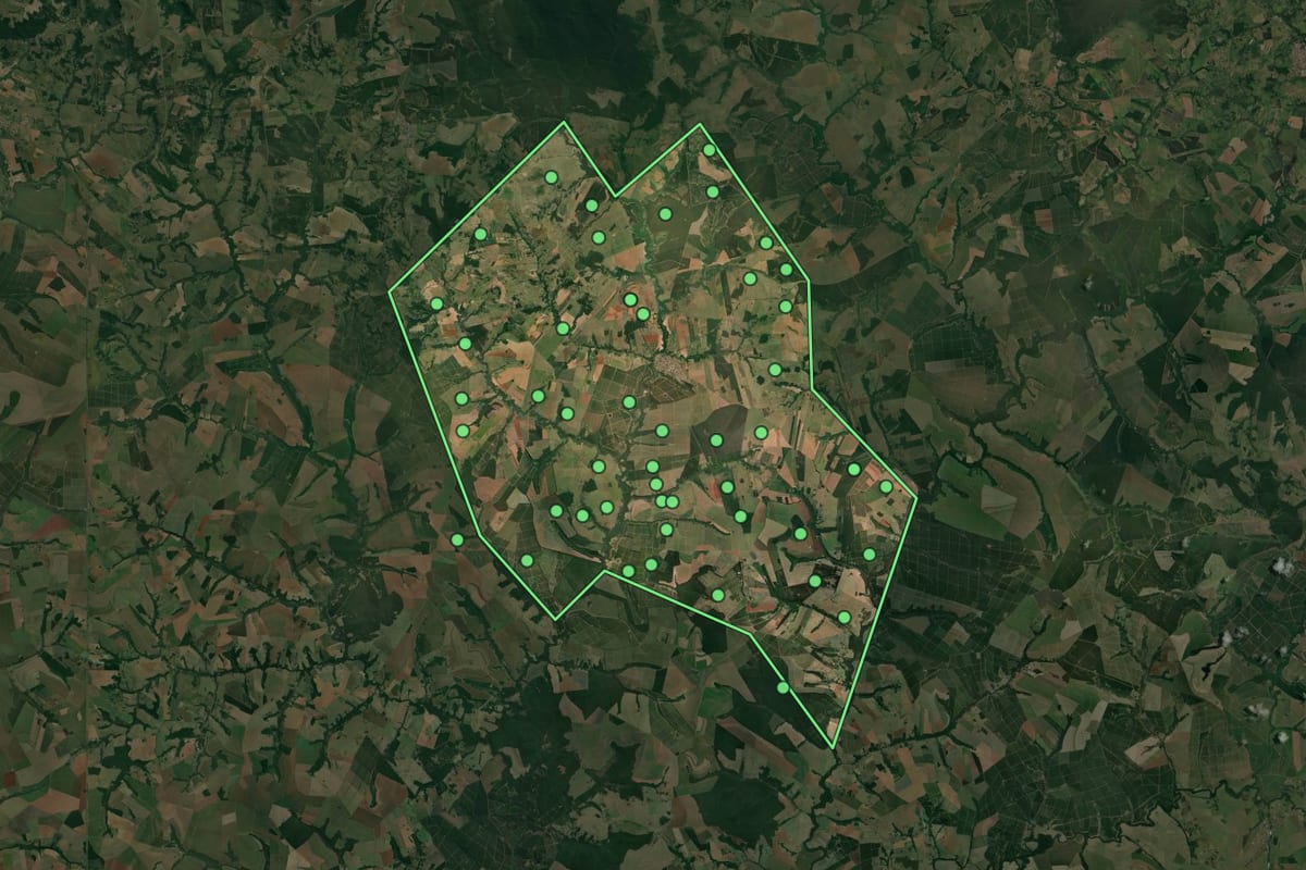 Imagem de satélite de Ubirajara (SP), com o contorno do município e a posição dos imóveis desta página.