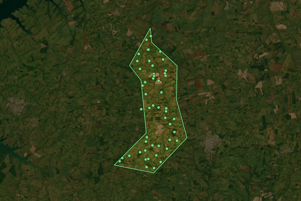Imagem de satélite de Urânia (SP), com o contorno do município e a posição dos imóveis desta página.