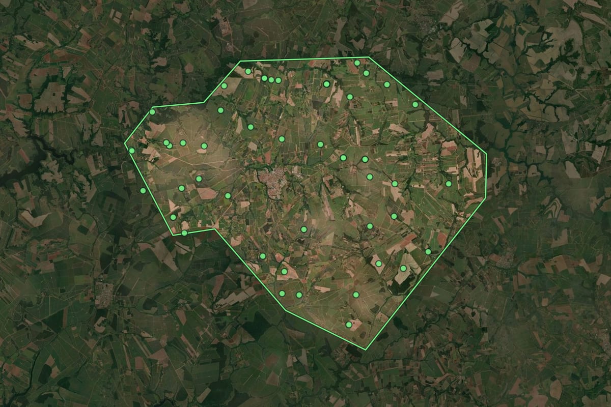 Imagem de satélite de Urupês (SP), com o contorno do município e a posição dos imóveis desta página.