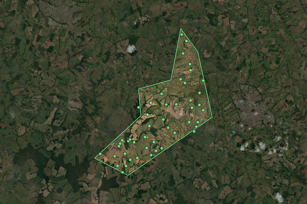 Imagem de satélite de Valentim Gentil (SP), com o contorno do município e a posição dos imóveis desta página.
