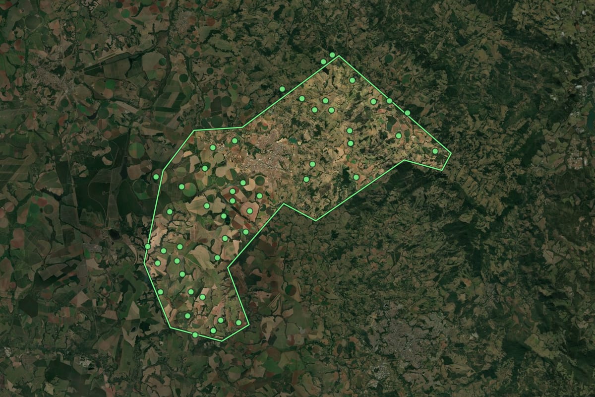 Imagem de satélite de Vargem Grande do Sul (SP), com o contorno do município e a posição dos imóveis desta página.