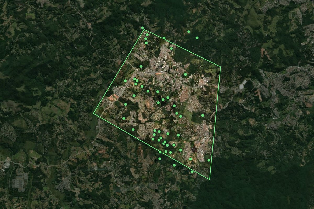 Imagem de satélite de Vargem Grande Paulista (SP), com o contorno do município e a posição dos imóveis desta página.