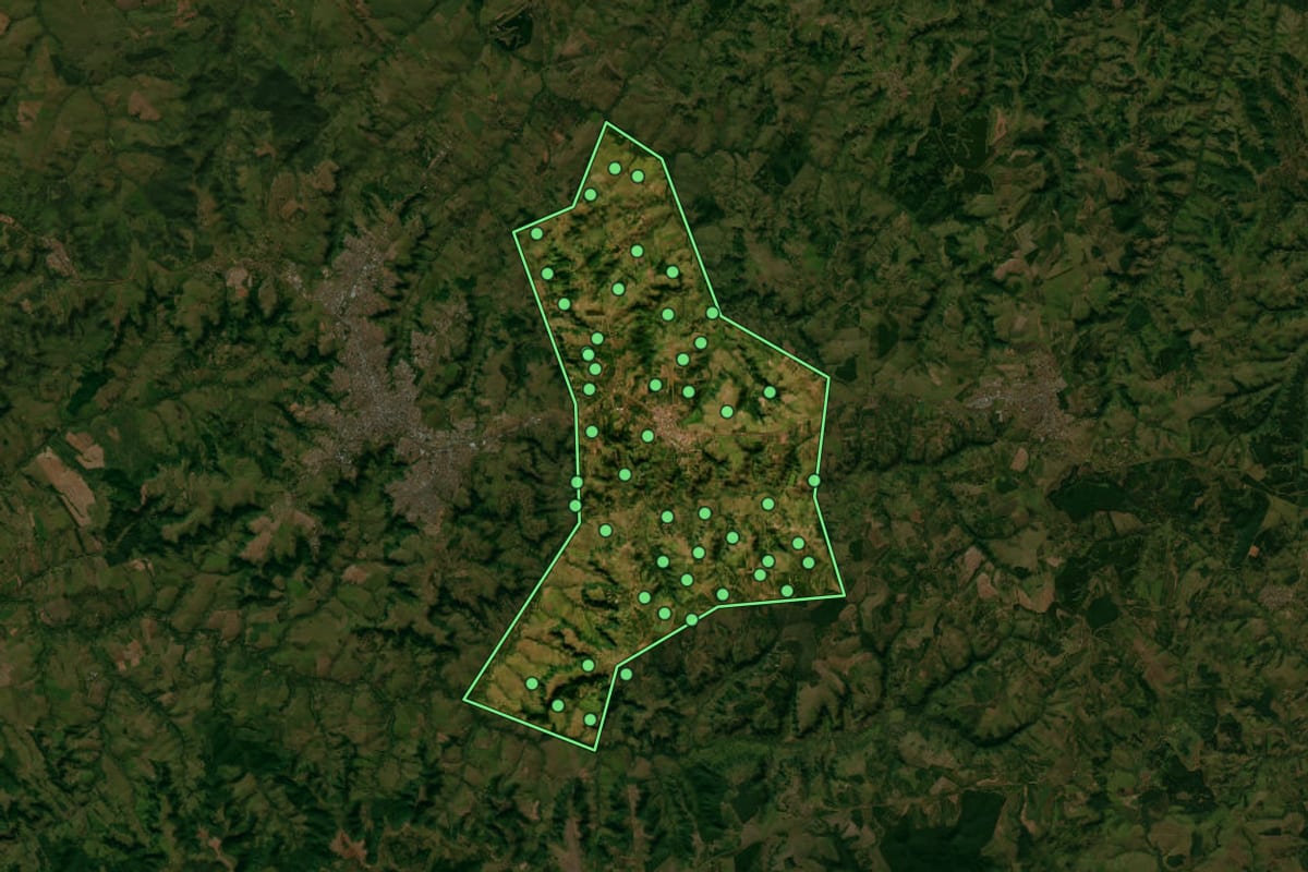 Imagem de satélite de Vera Cruz (SP), com o contorno do município e a posição dos imóveis desta página.