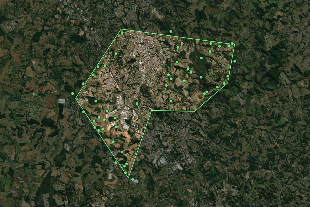 Imagem de satélite de Vinhedo (SP), com o contorno do município e a posição dos imóveis desta página.