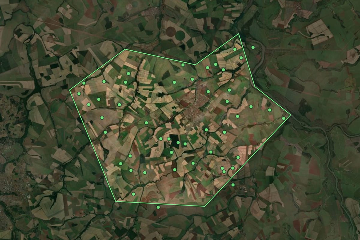 Imagem de satélite de Viradouro (SP), com o contorno do município e a posição dos imóveis desta página.