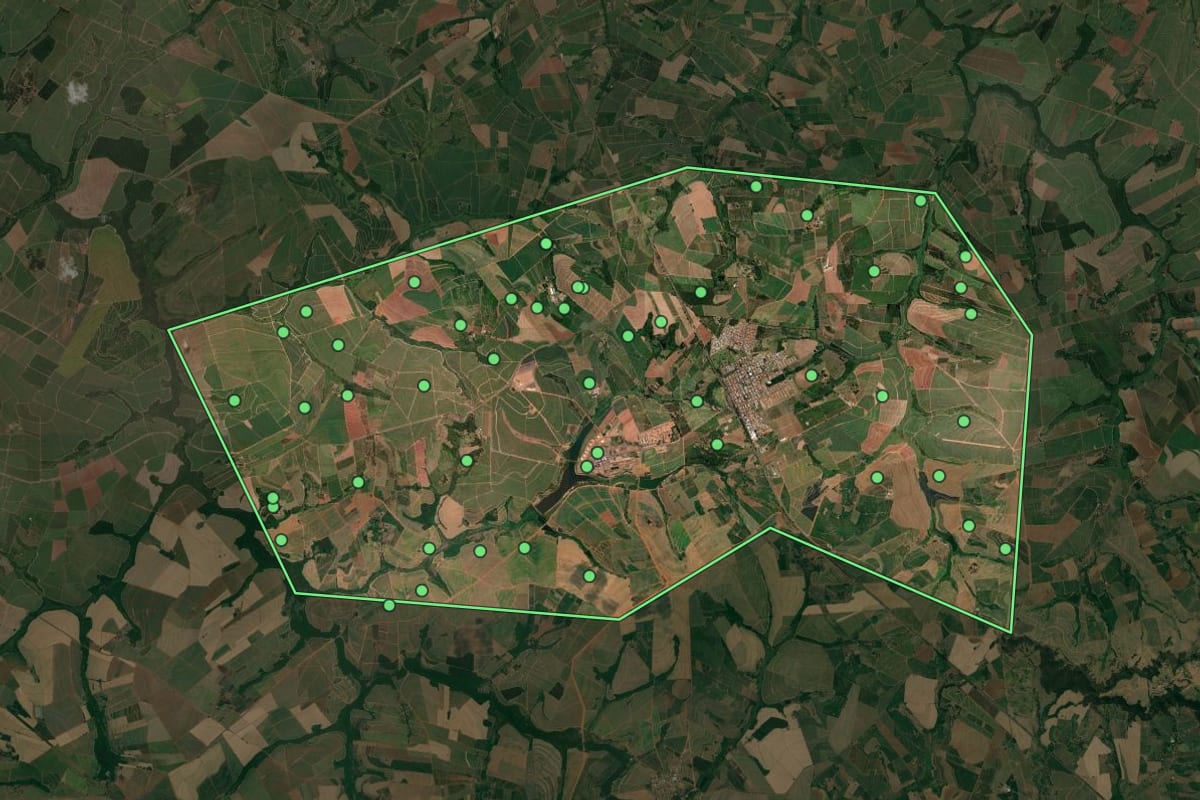 Imagem de satélite de Vista Alegre do Alto (SP), com o contorno do município e a posição dos imóveis desta página.