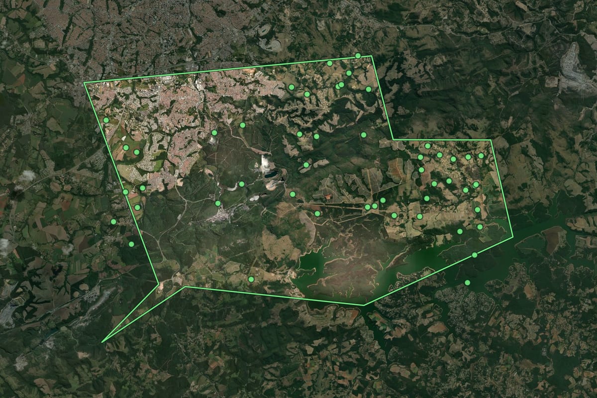 Imagem de satélite de Votorantim (SP), com o contorno do município e a posição dos imóveis desta página.