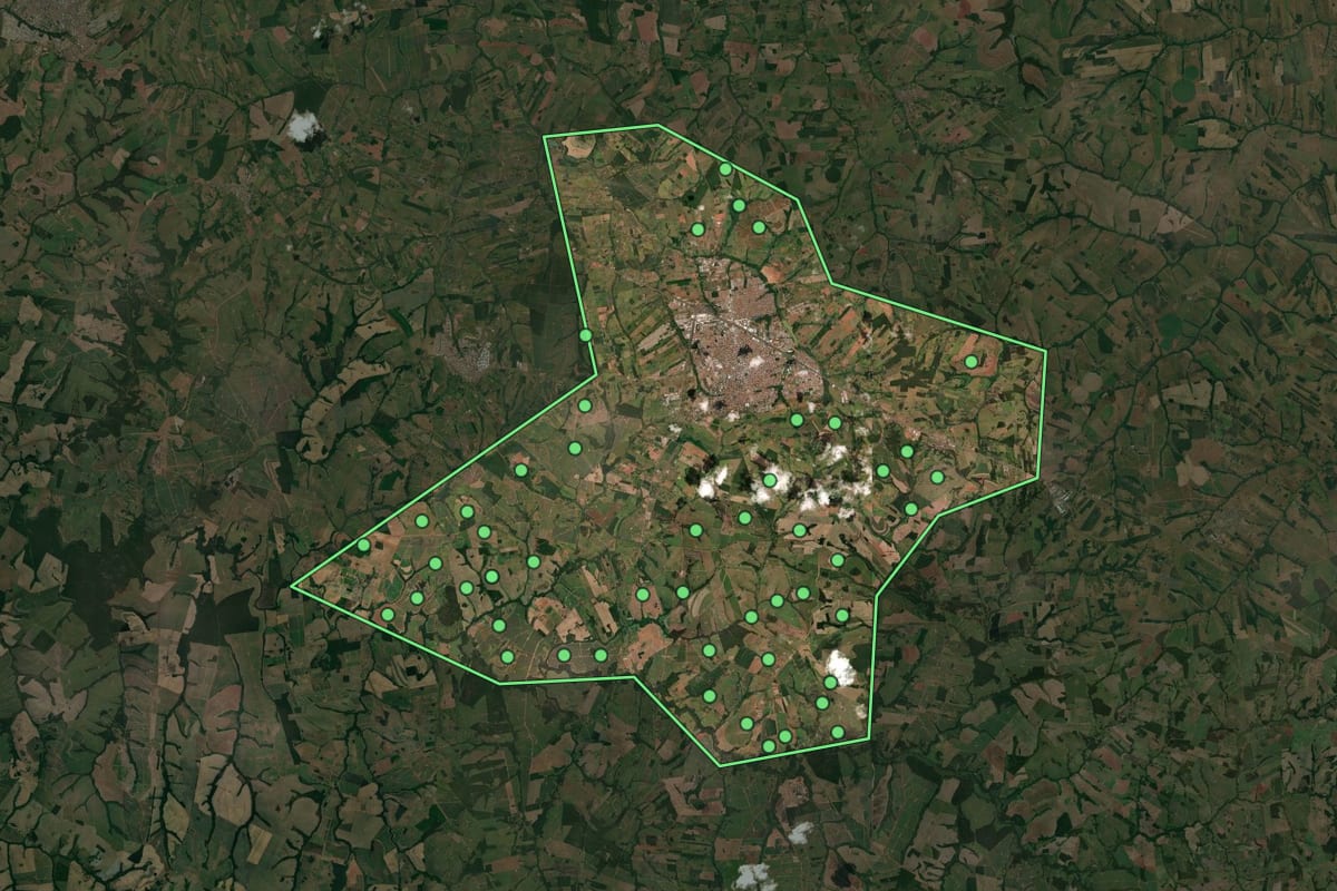 Imagem de satélite de Votuporanga (SP), com o contorno do município e a posição dos imóveis desta página.
