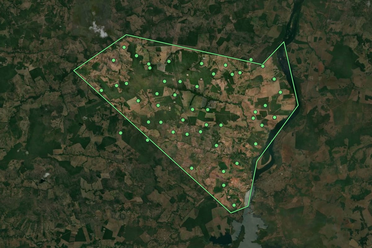 Imagem de satélite de Aguiarnópolis (TO), com o contorno do município e a posição dos imóveis desta página.