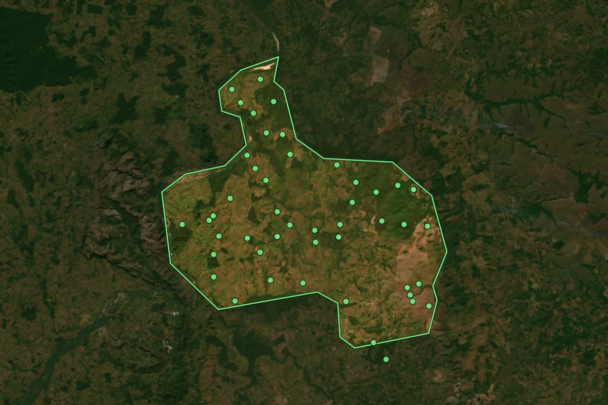 Imagem de satélite de Ananás (TO), com o contorno do município e a posição dos imóveis desta página.