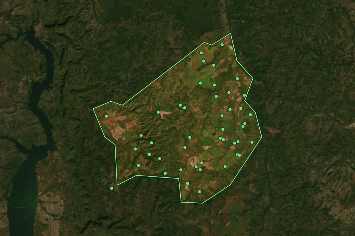 Imagem de satélite de Aparecida do Rio Negro (TO), com o contorno do município e a posição dos imóveis desta página.