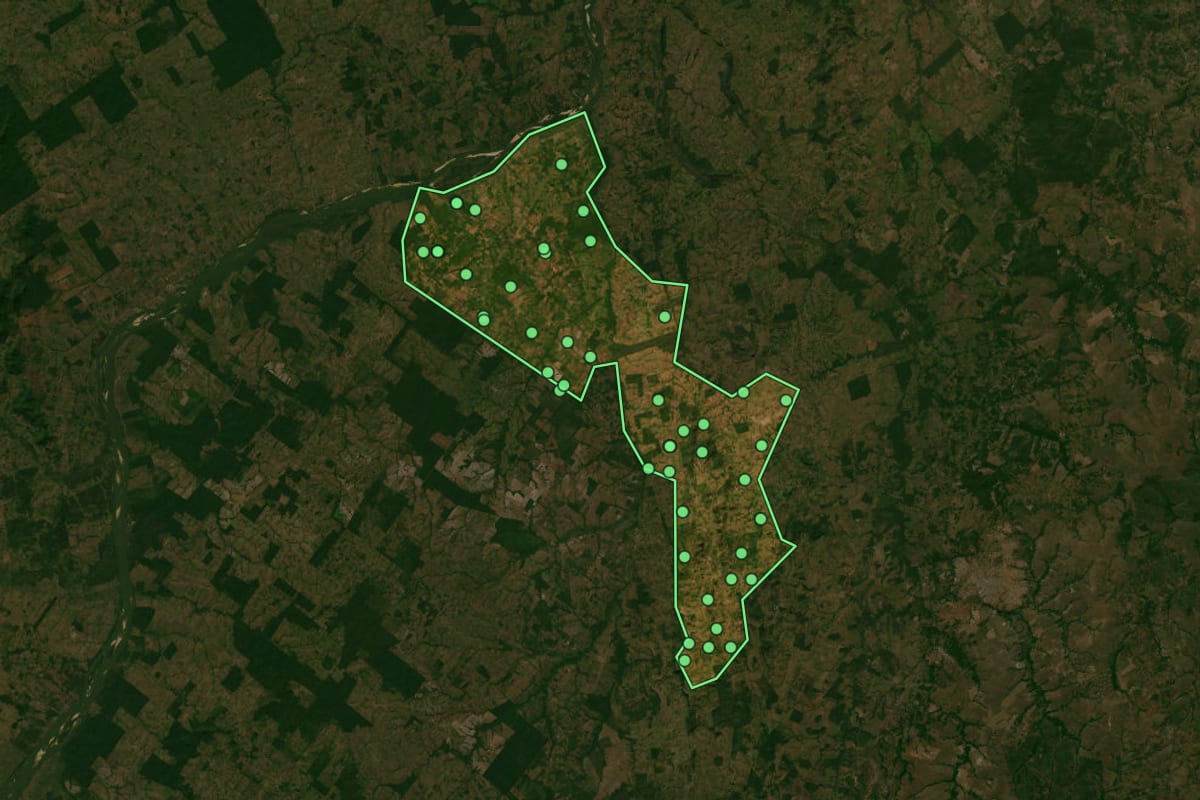 Imagem de satélite de Aragominas (TO), com o contorno do município e a posição dos imóveis desta página.