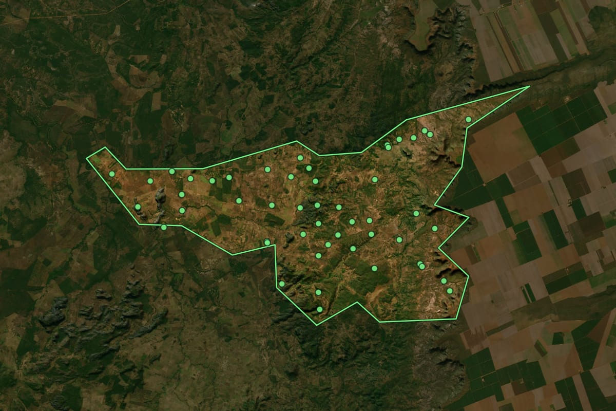 Imagem de satélite de Aurora do Tocantins (TO), com o contorno do município e a posição dos imóveis desta página.