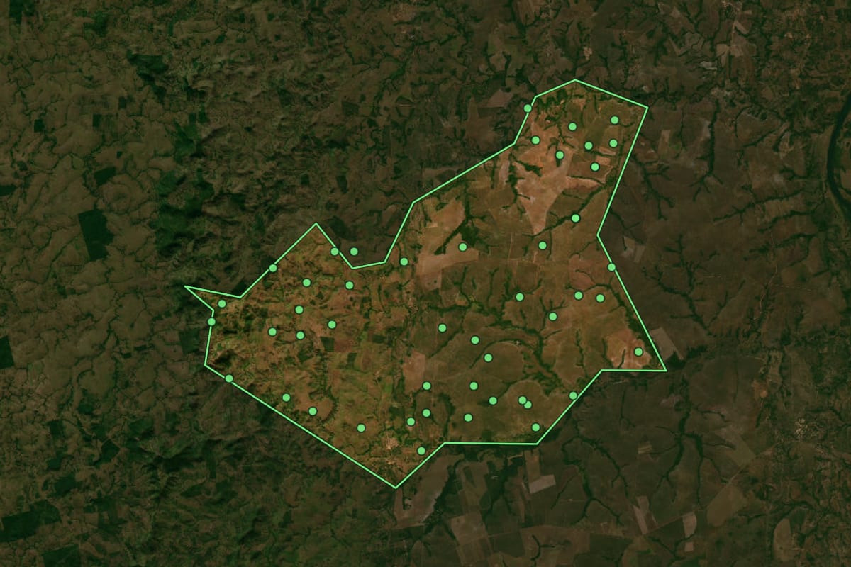Imagem de satélite de Brasilândia do Tocantins (TO), com o contorno do município e a posição dos imóveis desta página.