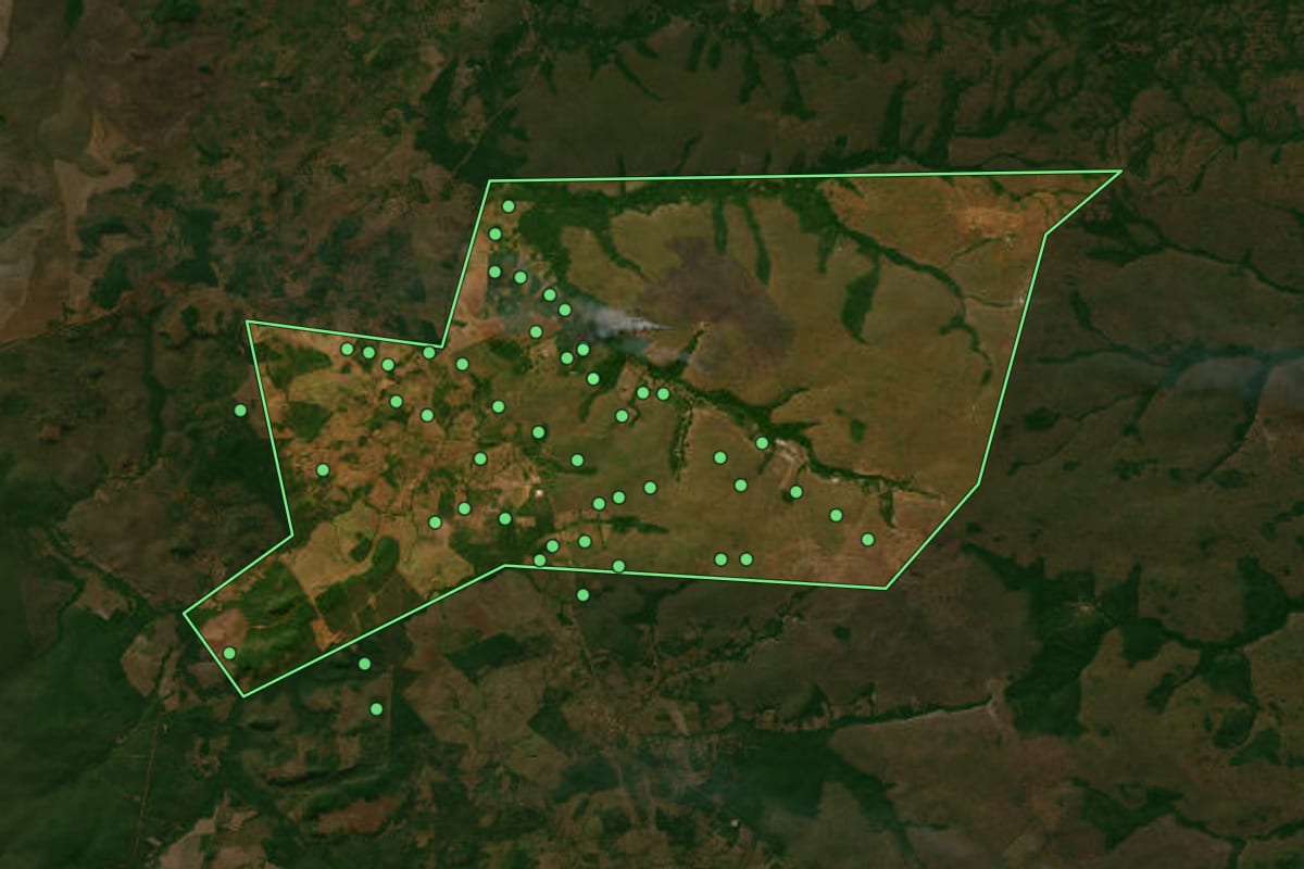 Imagem de satélite de Cachoeirinha (TO), com o contorno do município e a posição dos imóveis desta página.