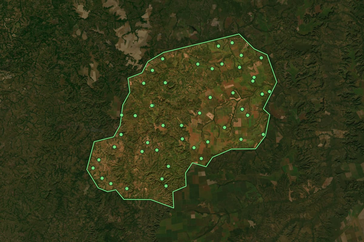 Imagem de satélite de Campos Lindos (TO), com o contorno do município e a posição dos imóveis desta página.