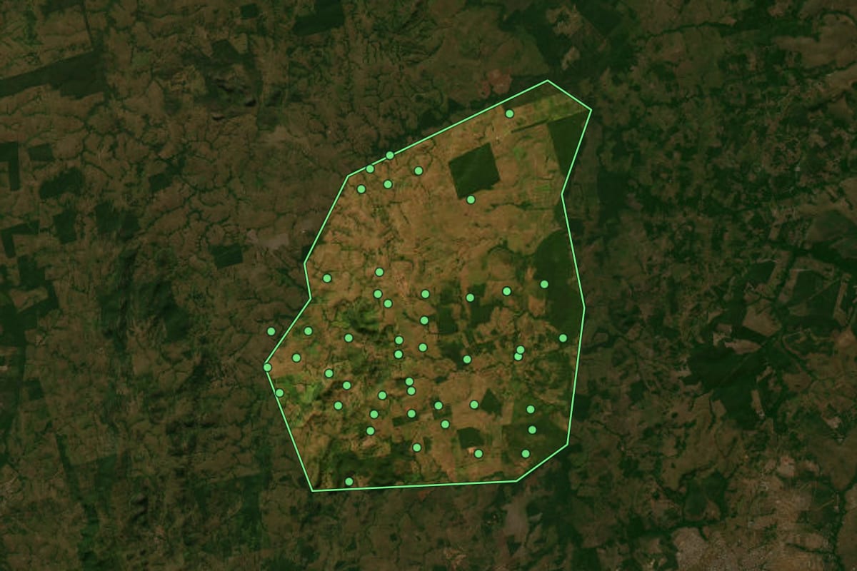 Imagem de satélite de Carmolândia (TO), com o contorno do município e a posição dos imóveis desta página.