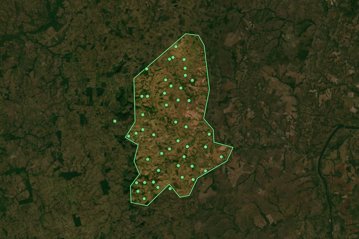 Imagem de satélite de Colinas do Tocantins (TO), com o contorno do município e a posição dos imóveis desta página.