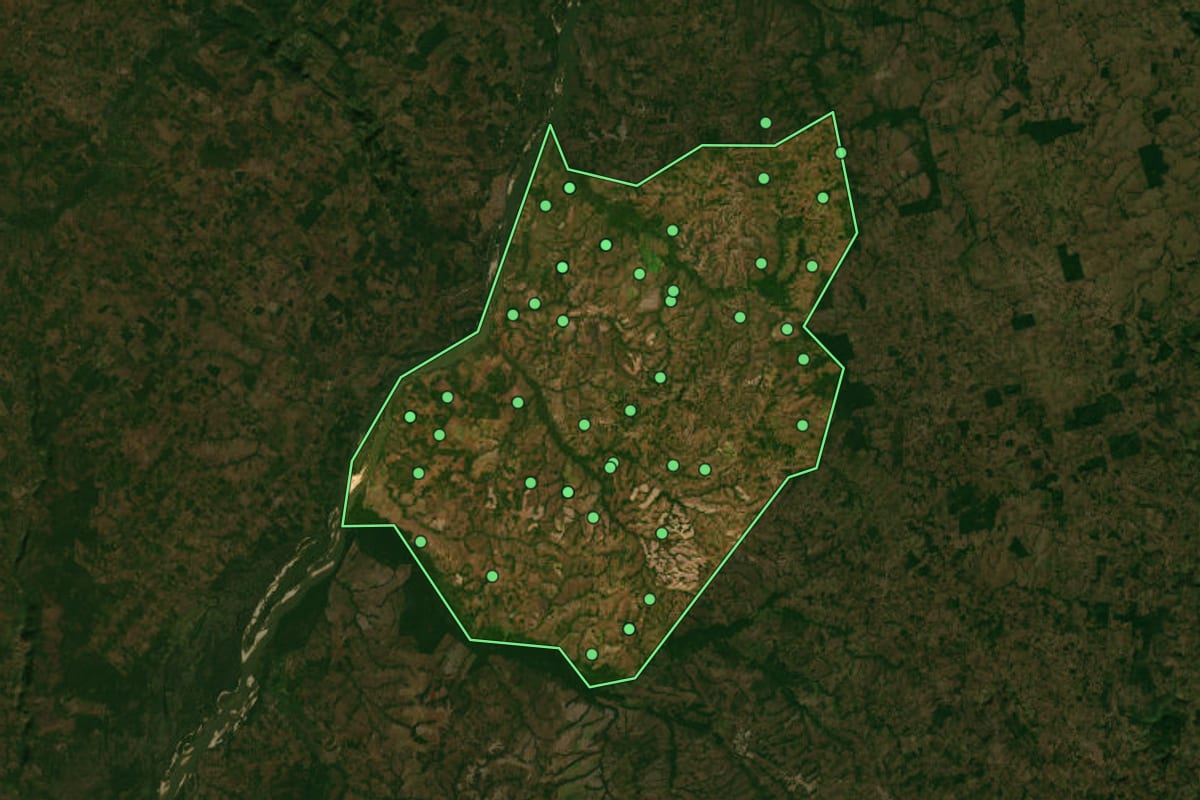 Imagem de satélite de Couto Magalhães (TO), com o contorno do município e a posição dos imóveis desta página.