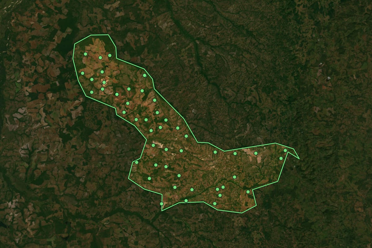 Imagem de satélite de Divinópolis do Tocantins (TO), com o contorno do município e a posição dos imóveis desta página.