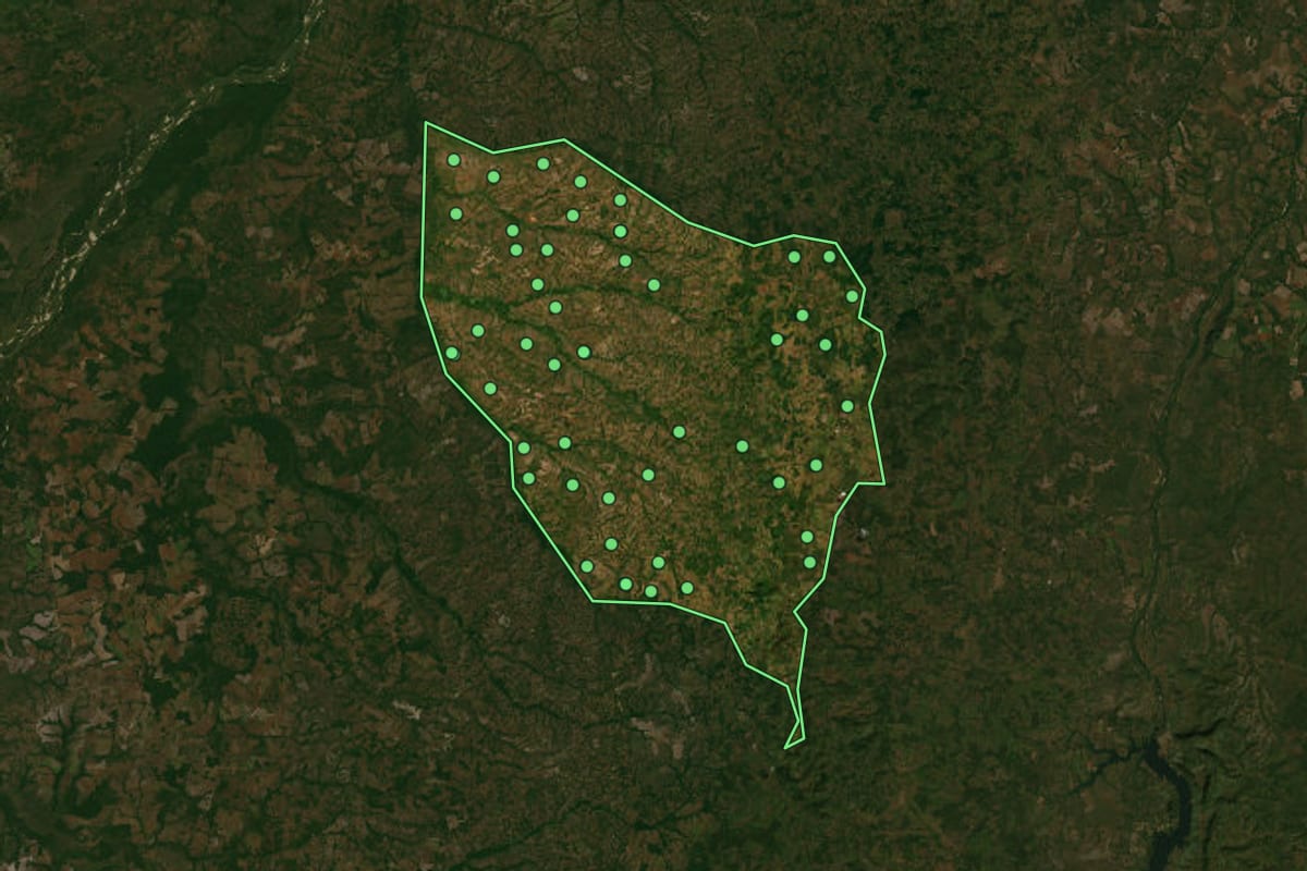 Imagem de satélite de Dois Irmãos do Tocantins (TO), com o contorno do município e a posição dos imóveis desta página.