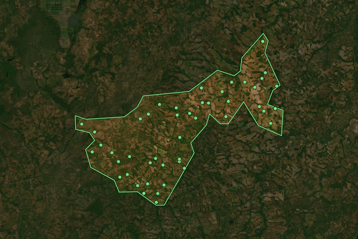 Imagem de satélite de Figueirópolis (TO), com o contorno do município e a posição dos imóveis desta página.