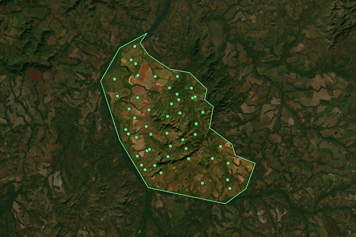 Imagem de satélite de Ipueiras (TO), com o contorno do município e a posição dos imóveis desta página.