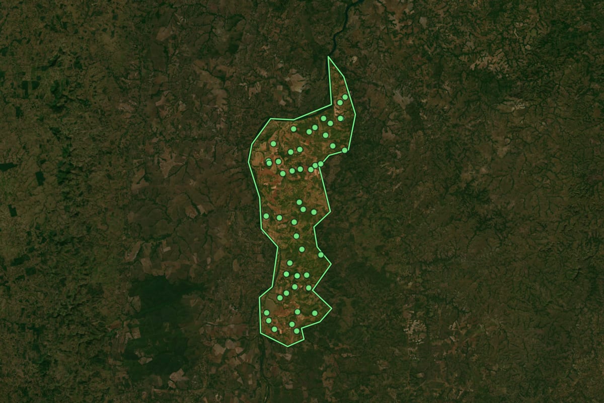 Imagem de satélite de Itapiratins (TO), com o contorno do município e a posição dos imóveis desta página.