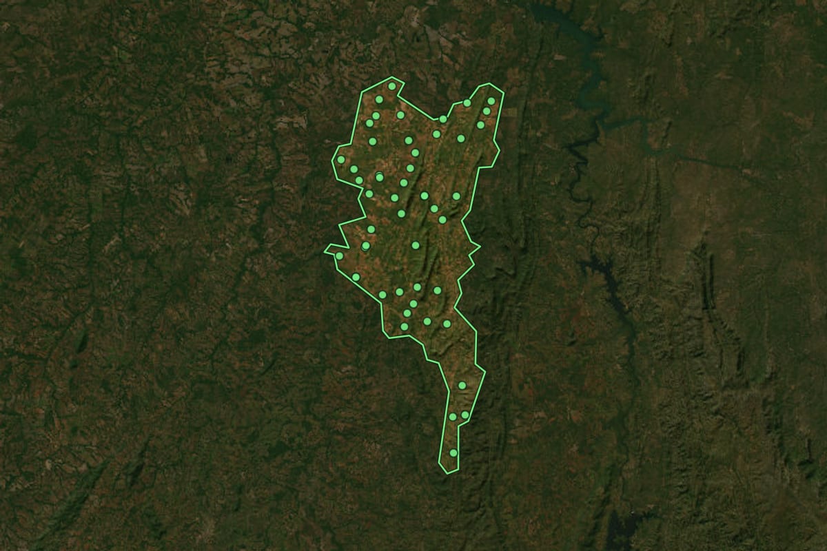 Imagem de satélite de Jaú do Tocantins (TO), com o contorno do município e a posição dos imóveis desta página.