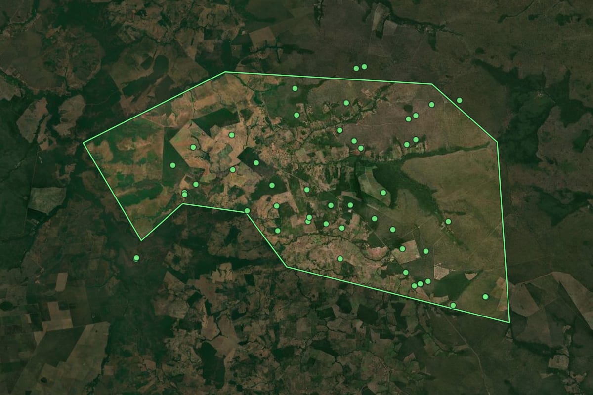 Imagem de satélite de Luzinópolis (TO), com o contorno do município e a posição dos imóveis desta página.