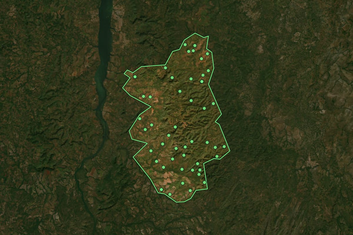 Imagem de satélite de Monte do Carmo (TO), com o contorno do município e a posição dos imóveis desta página.